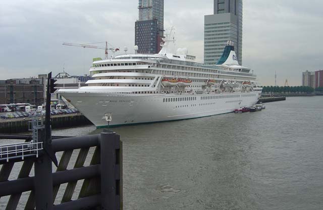 Cruiseschip ms Royal Princess van Princess Cruises aan de Cruise Terminal Rotterdam